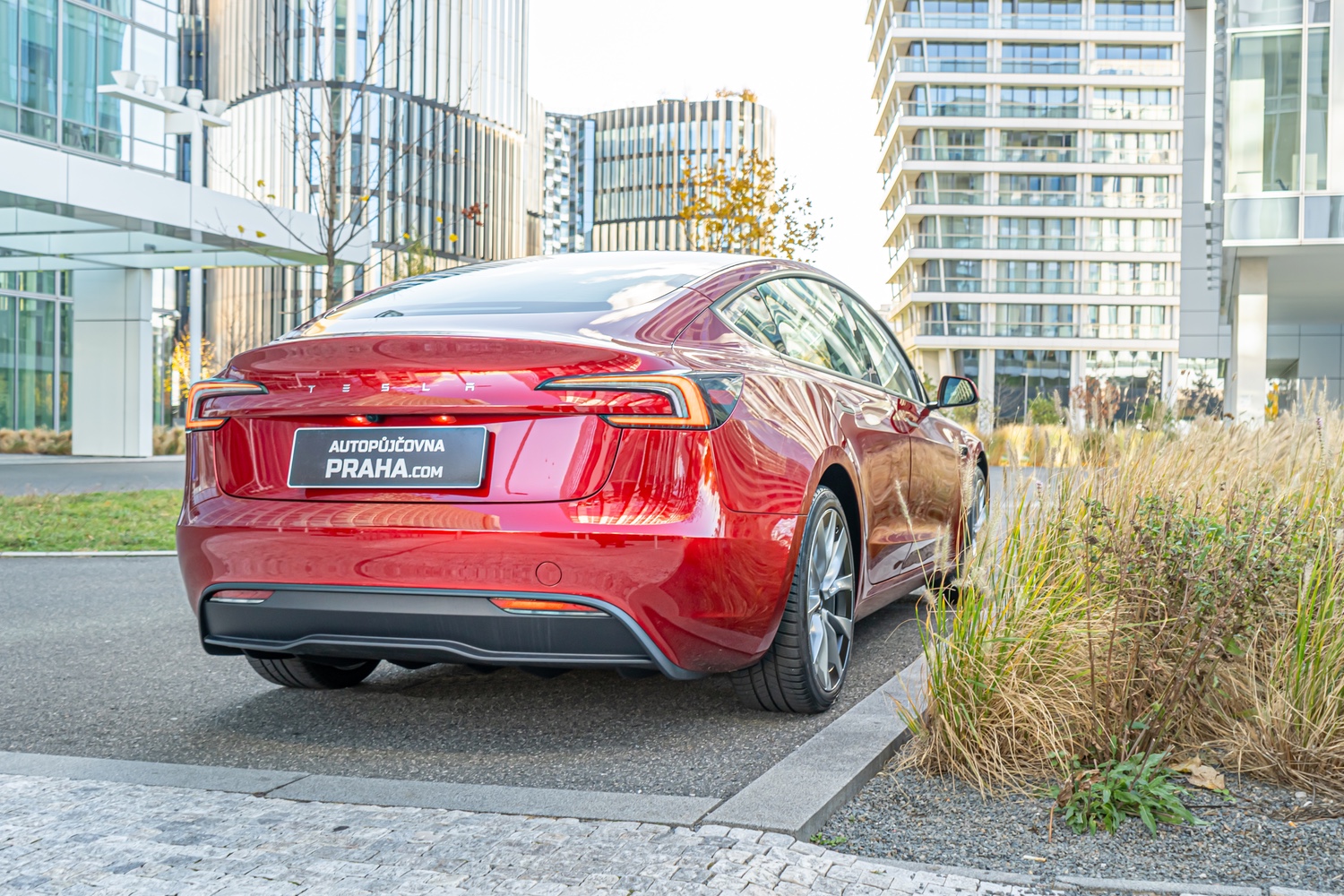 Tesla 3 autopůjčovna 