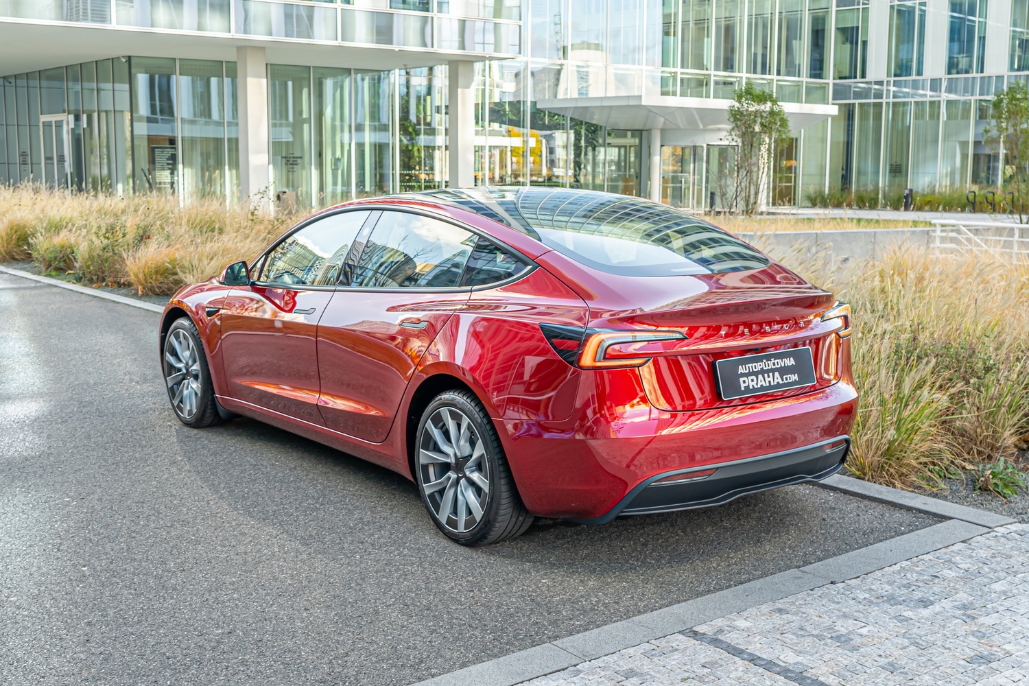Tesla 3 autopůjčovna 
