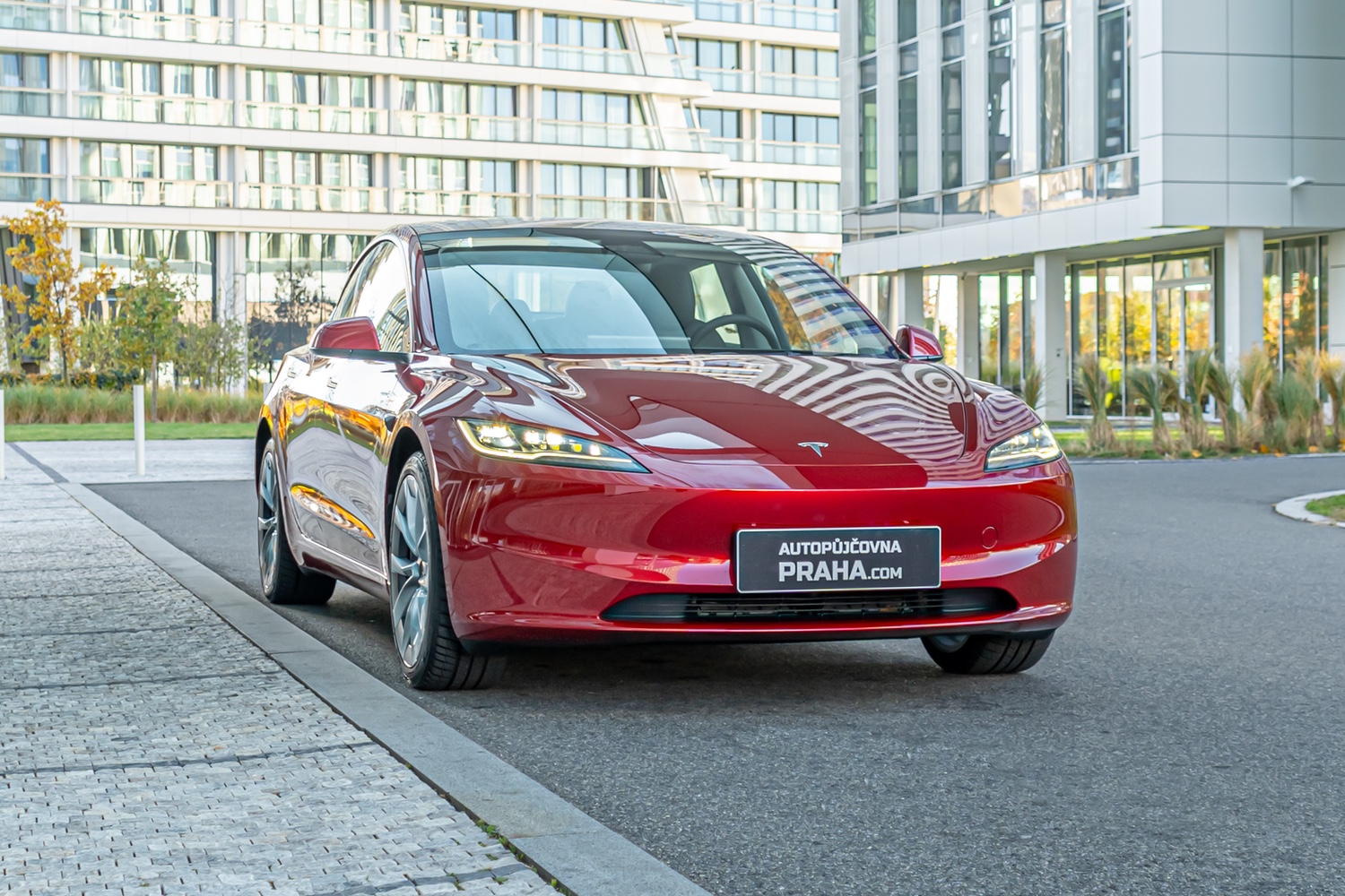 Tesla 3 autopůjčovna 