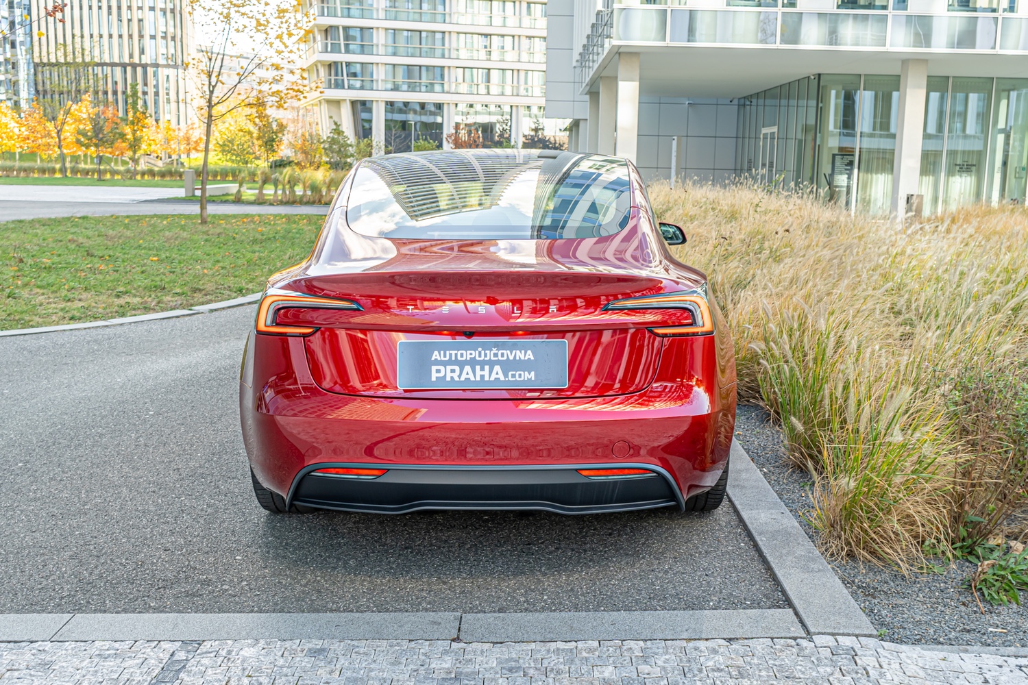 Tesla 3 půjčovna minibusů 