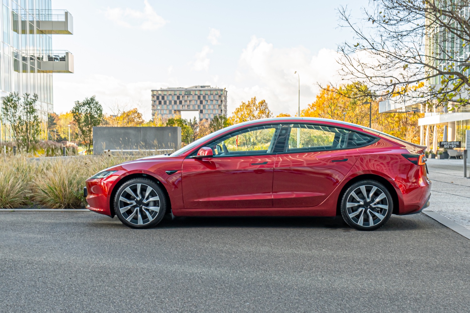 Tesla 3 půjčovna minibusů 