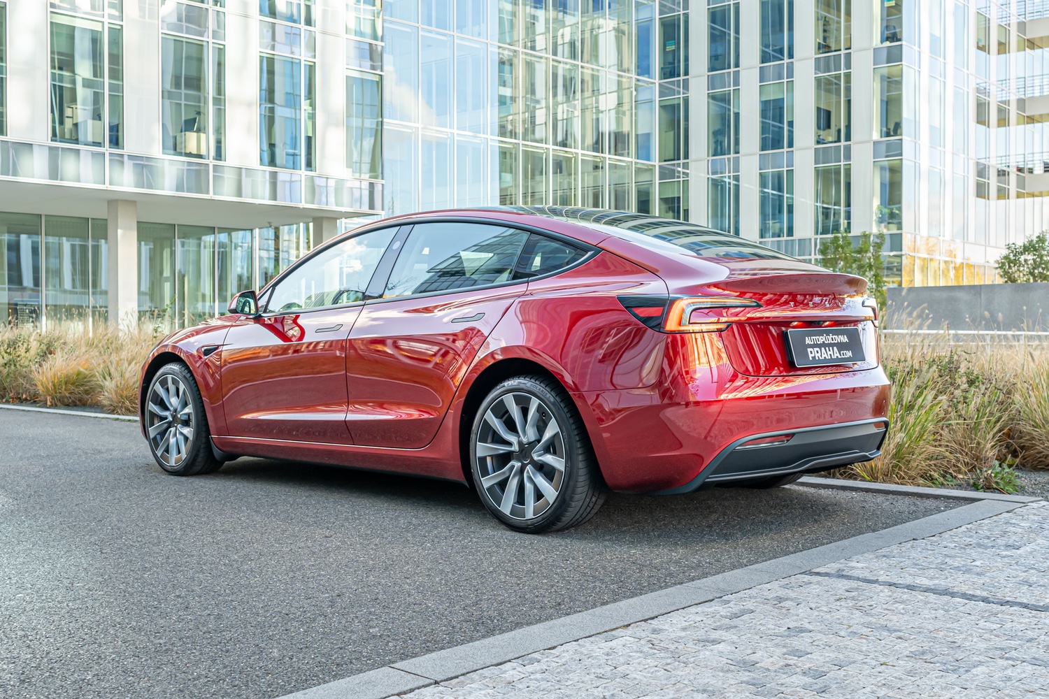 Tesla 3 půjčovna minibusů 