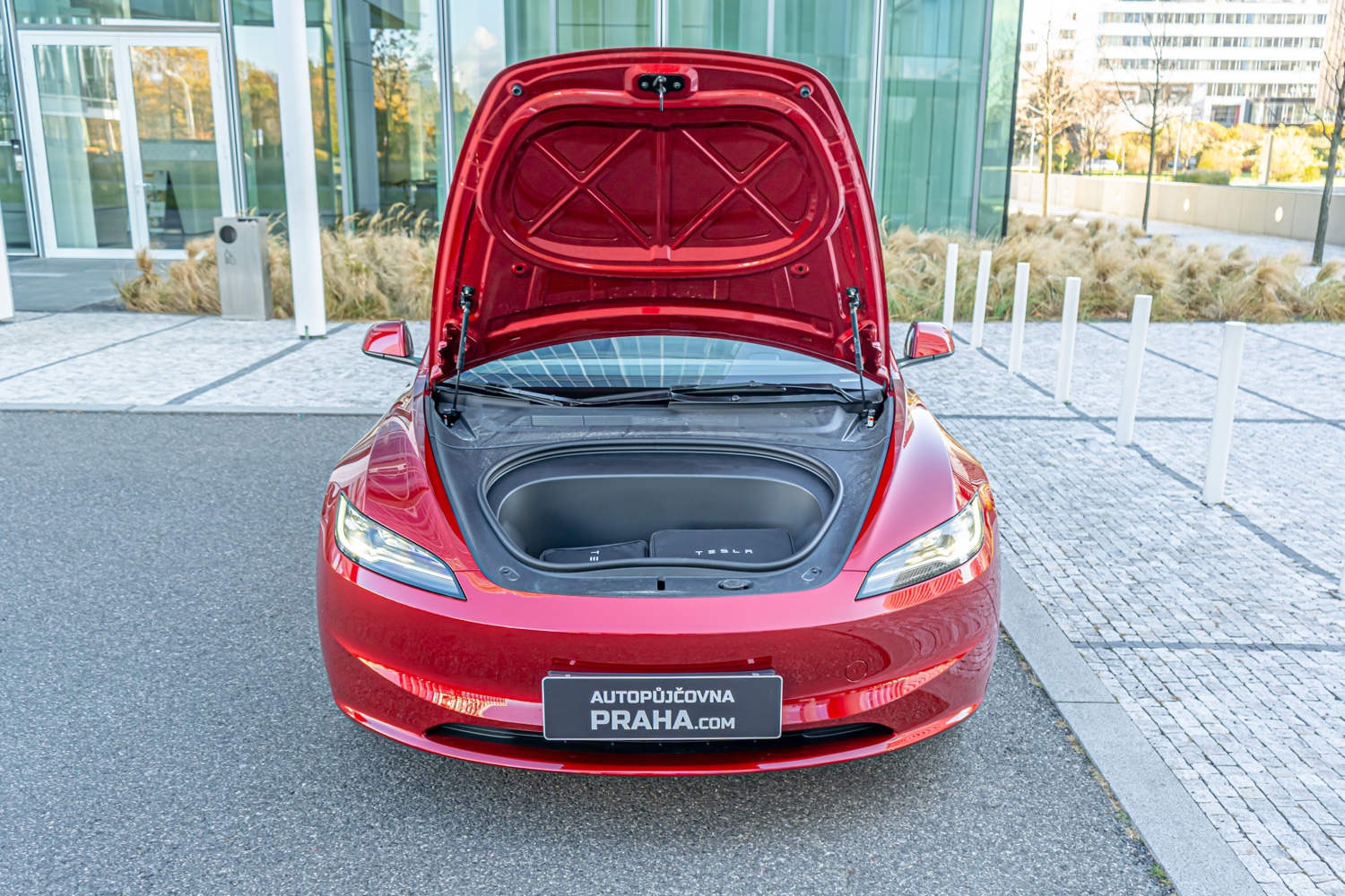 Tesla 3 půjčovna minibusů 